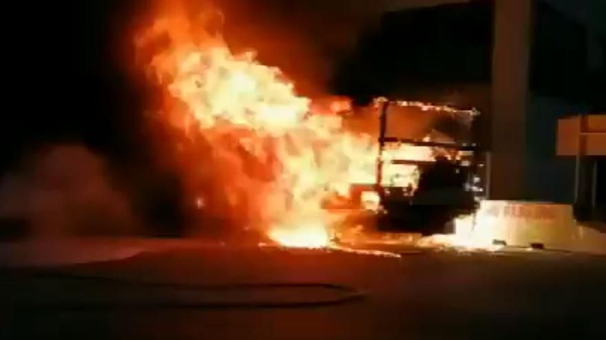 Crema un camió a Santa Llogaia carregat de 750 quilos de peces de motor de vehicles