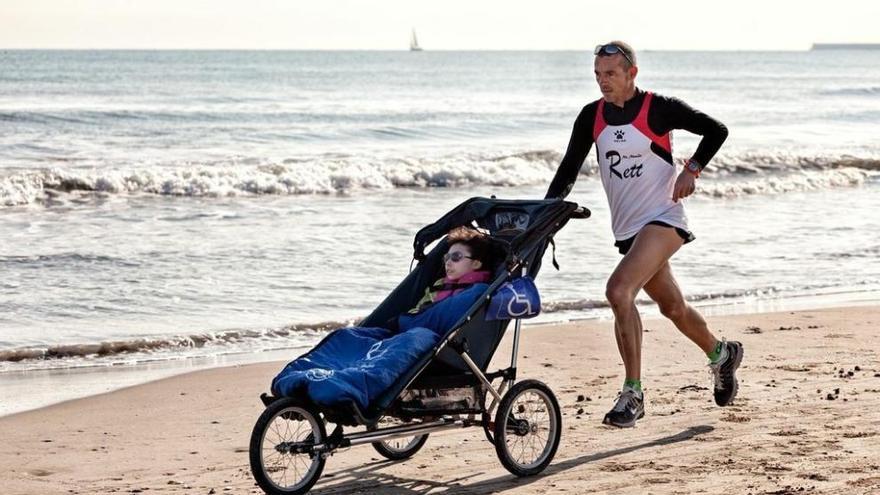 Josele Ferré corriendo con su hija por la playa.