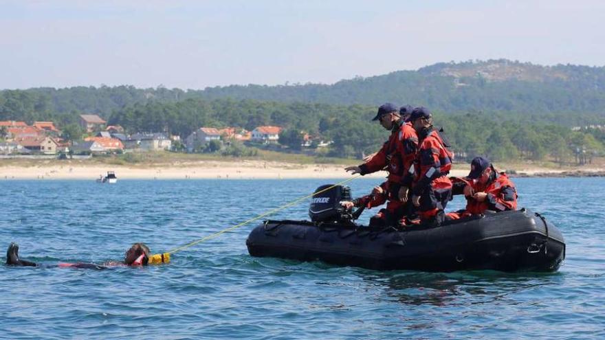 Un momento del adiestramiento de los militares en aguas de O Grove. // Muñiz