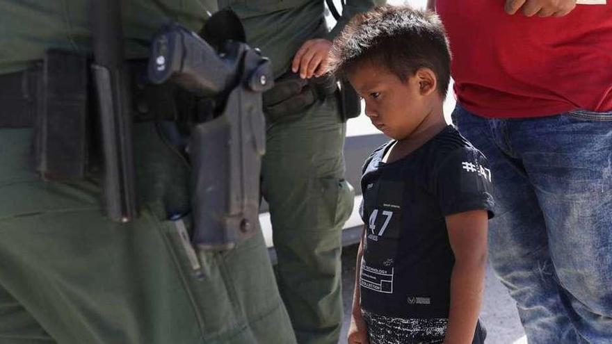 Un niño hondureño es detenido junto a su padre en la frontera de Texas con México. // Efe