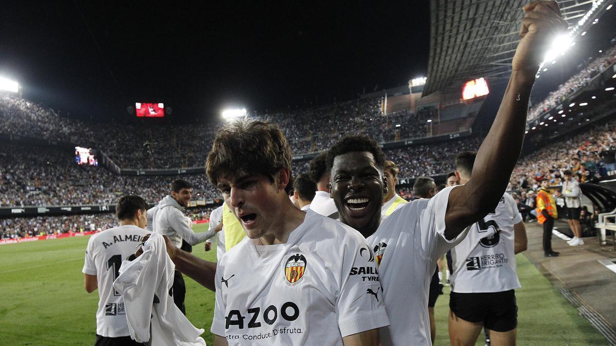 Javi Guerra y Yunus, celebrando el gol del canterano en Mestalla.