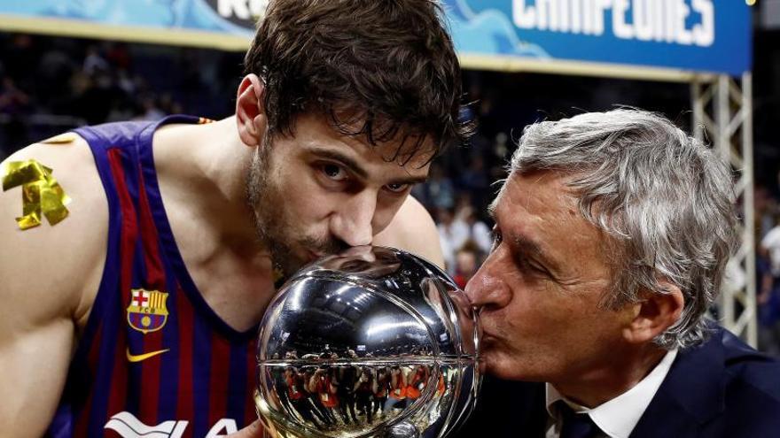 Pesic besa, junto a Ante Tomic, el trofeo de campeones de la Copa