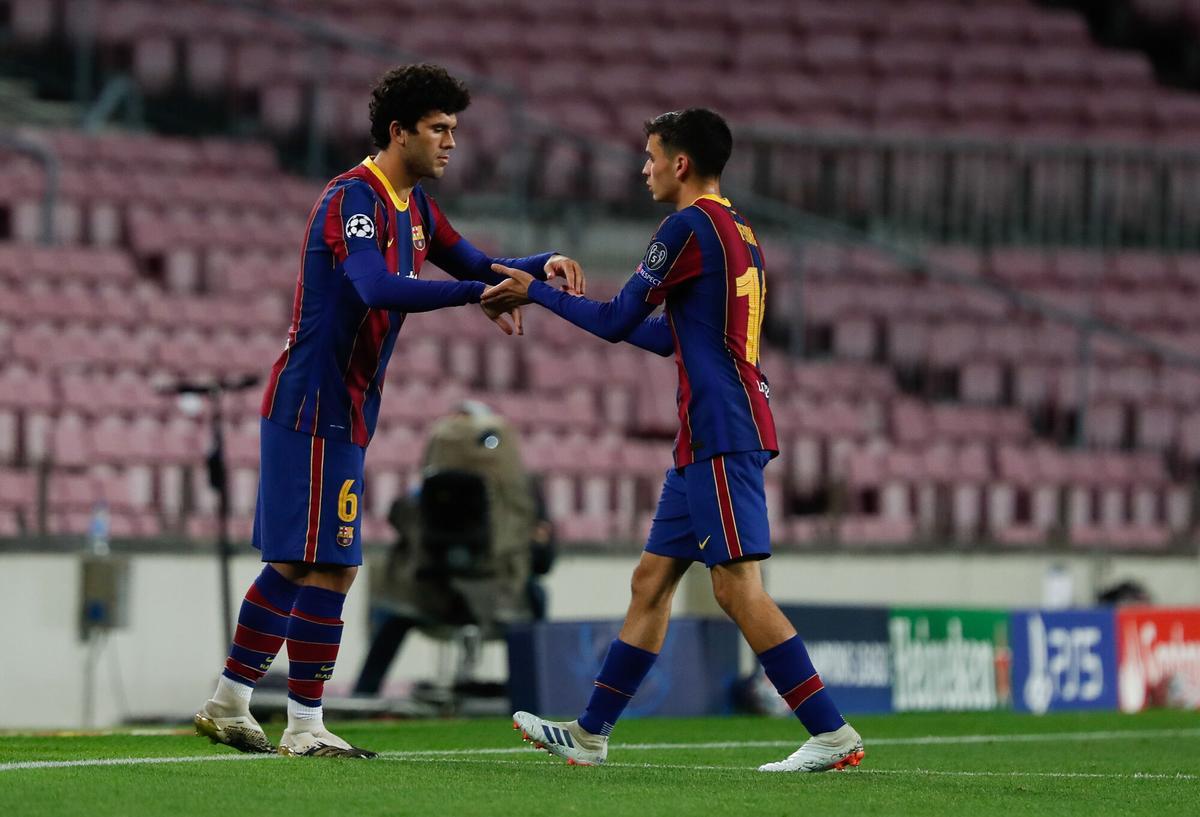 Carles Aleñá y Pedri coincidieron en el Barça
