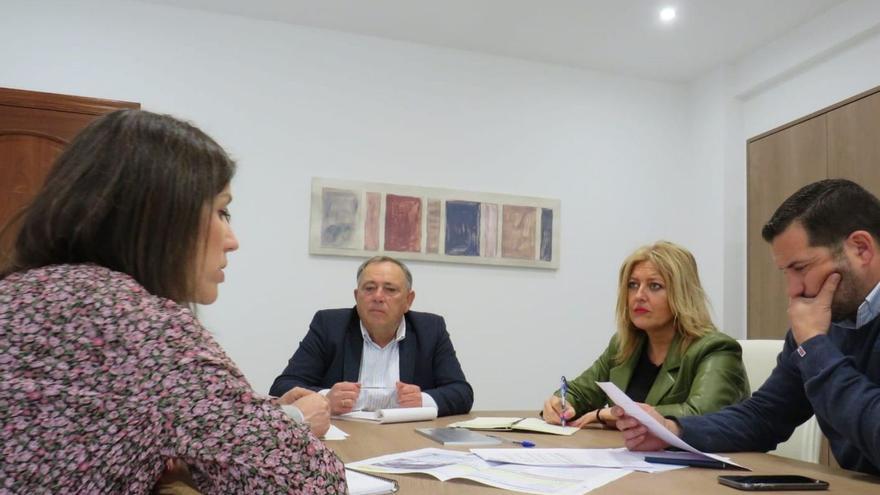 José Manuel Varela, de frente, y Beatriz Sestayo, a la derecha, con los técnicos durante la reunión / sea