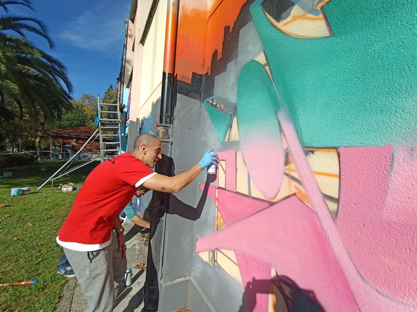 Diecinueve grafiteros se unen para lucir el polideportivo de La Felguera