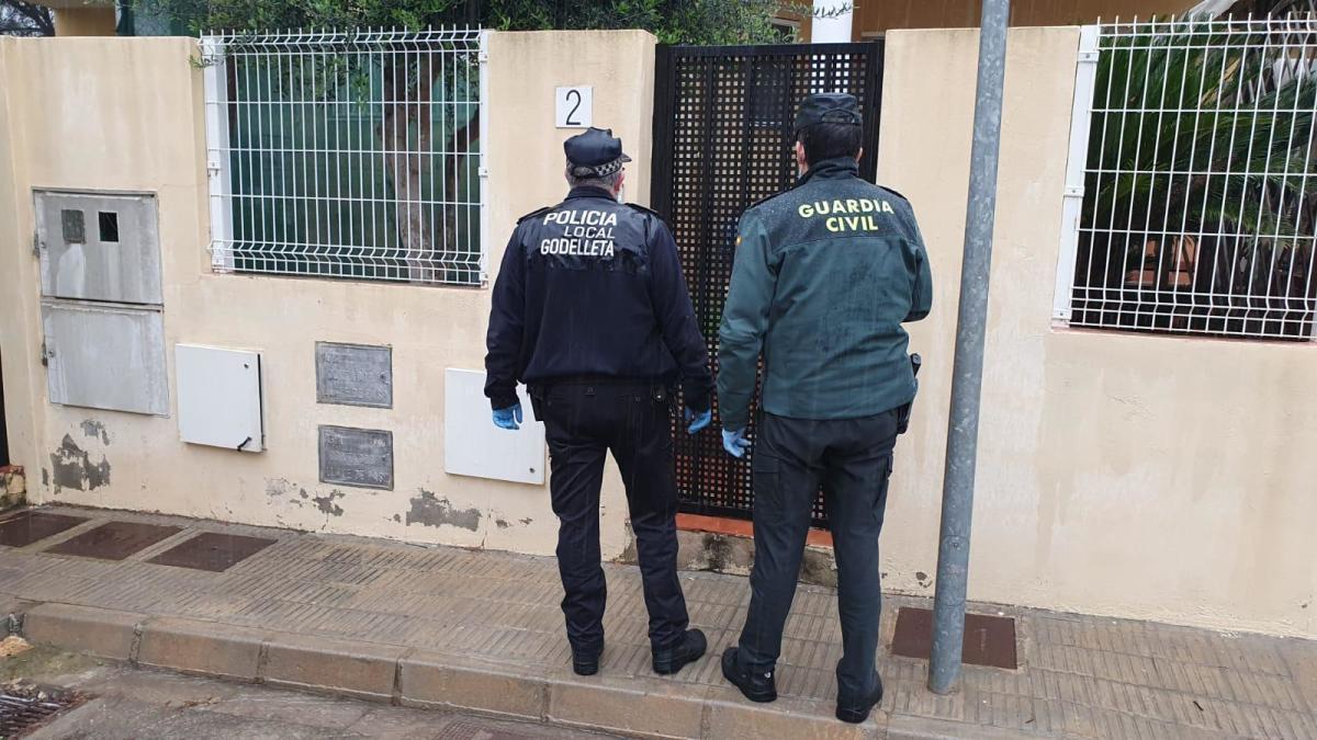 Agentes de la Policía Local de Godelleta y de la Guardia Civil en uno de los seguimientos.