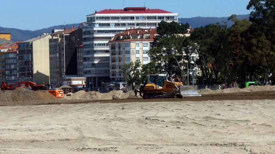 Labores de eliminación del cadillo en la playa de A Concha-Compostela. | // NOÉ PARGA