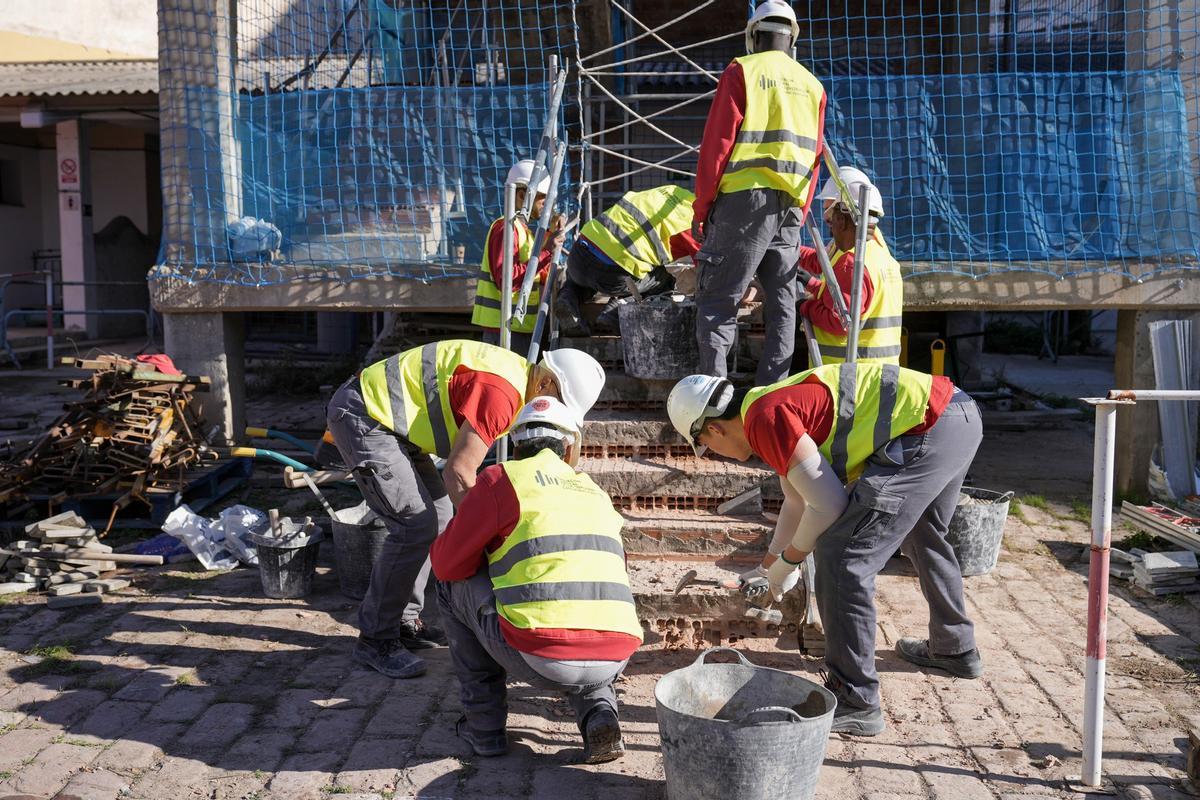 Trabajadores en un edificio de viviendas de Valencia, en una imagen de archivo.