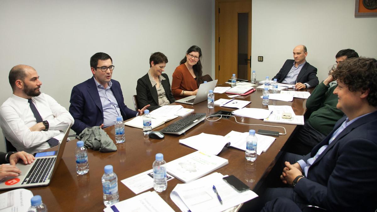 Reunió dels components del primer comitè assessor de FOM presidit per Pablo Oliete.