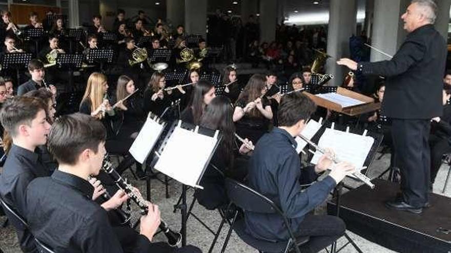 Las bandas infantil, juvenil y sinfónica actúan en la plaza del Conservatorio