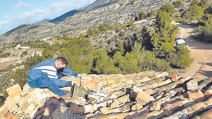 Los voluntarios retiran la campana del siglo XV de Chelva que volcó el viento