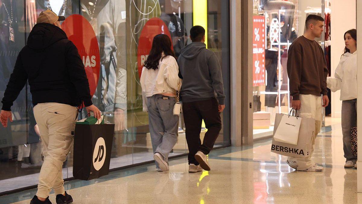 Clientes en un centro comercial de Vigo.