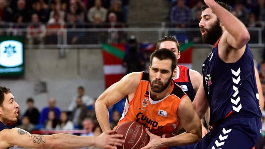 Bourousis (d.), del Laboral Kutxa, defiende a San Emeterio, del Valencia.