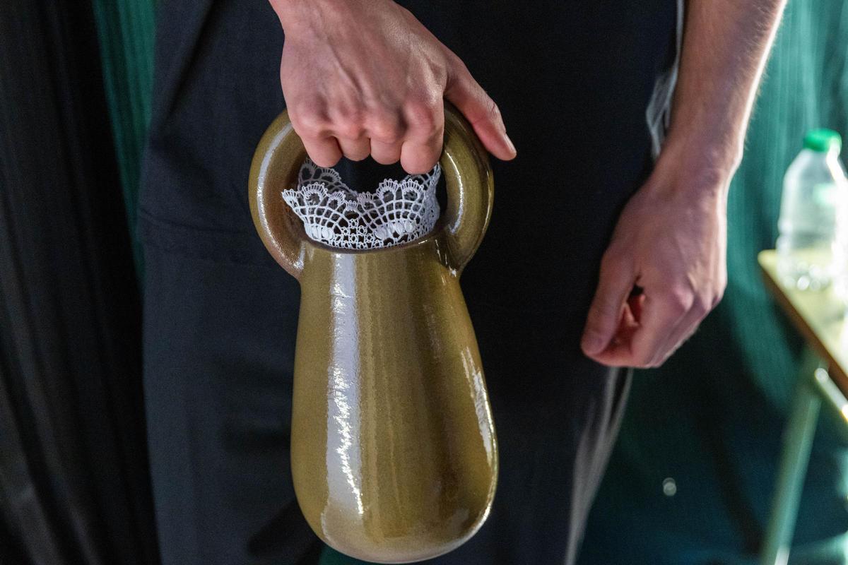 Peza de olería de Buño con encaixes de Camariñas.