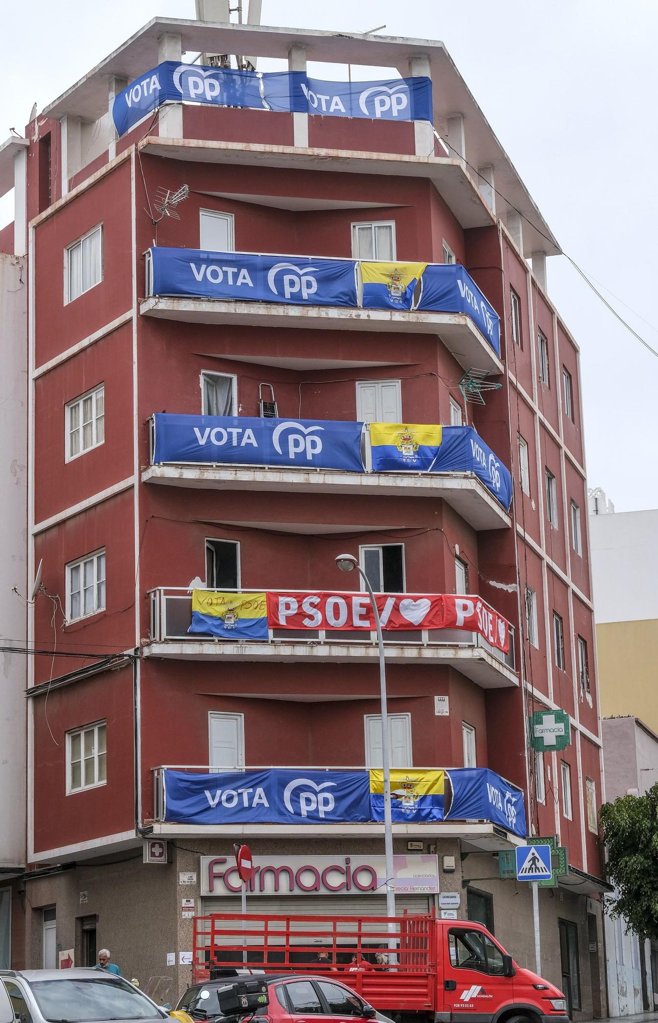 'Guerra' de lonas electorales en un edificio de Las Palmas de Gran Canaria