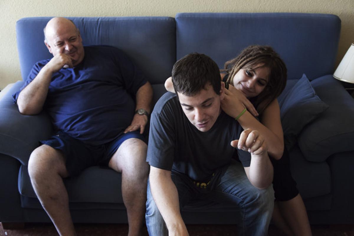 Víctor, jove amb discapacitat intel·lectual, amb la seva família a casa seva a Gandia. XAVI HERRERO