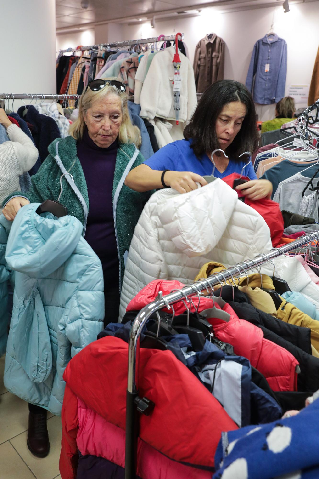 En imágenes: El Mercadillo navideño a favor de la asociación ELA Principado empieza con largas colas