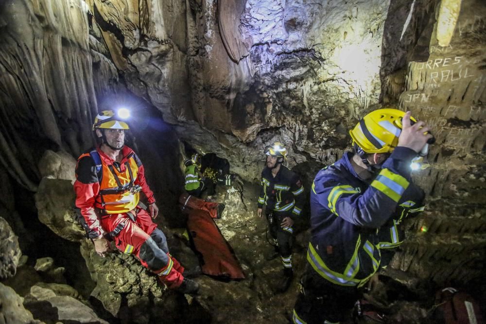 Los Bomberos del Ayuntamiento de Alicante realizan un simulacro en el interior de una cueva para trabajar la evacuación de una víctima