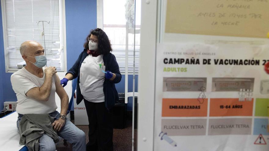 Alta afluencia pero sin colas en el primer día de vacunación sin cita contra gripe y covid en la provincia de Alicante
