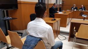 El tuitero condenado, durante la breve vista celebrada en la Audiencia de Barcelona.