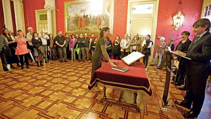 Los fedatarios que avalarán las firmas de la iniciativa popular juraron ayer sus cargos en el Parlament.