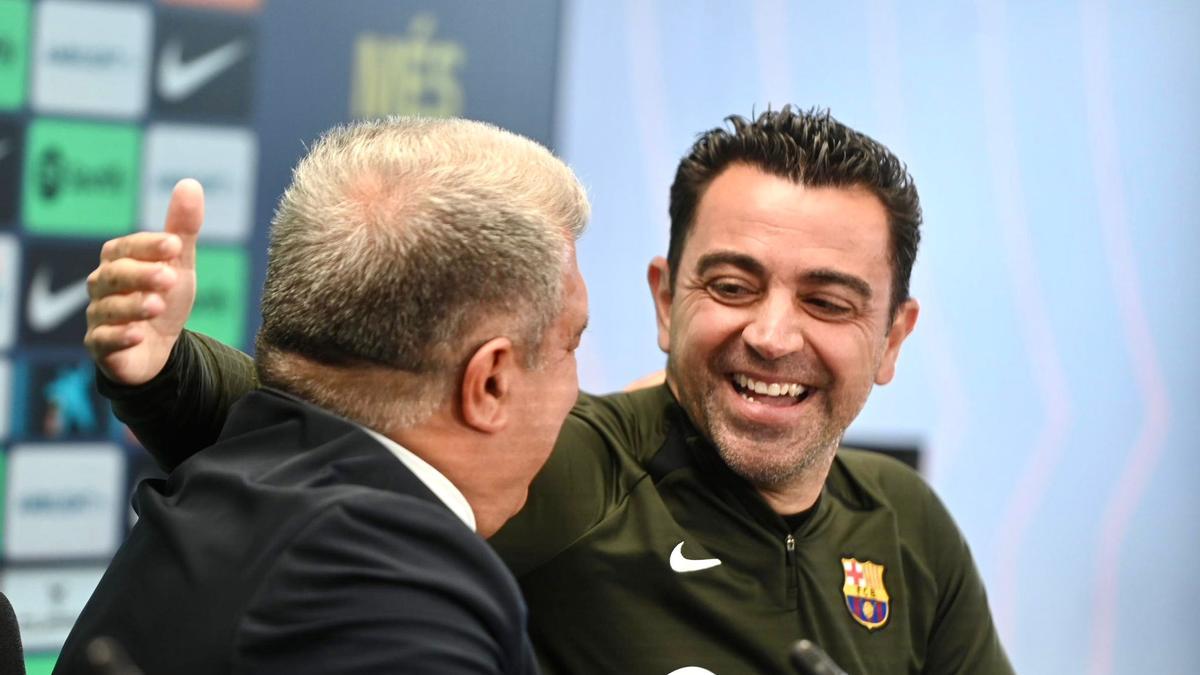 Laporta y Xavi, en la rueda de prensa en la que se anunció la continuidad del técnico en Sant Joan Despí.