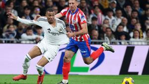 El Barça guanya en un empat polèmic