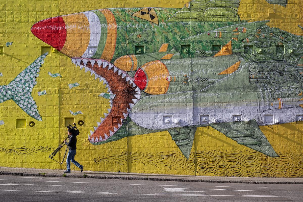 El mural del artista BLU luce de nuevo en el Carmel