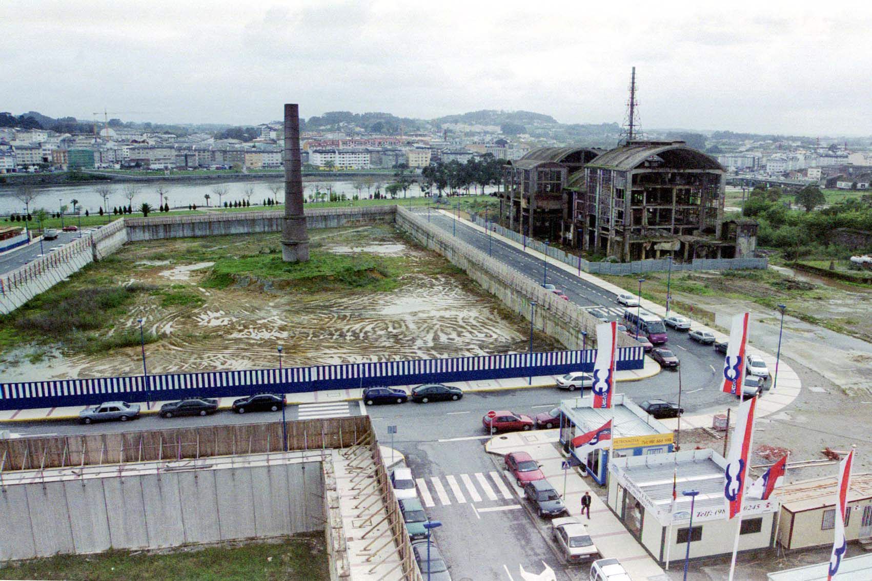 Vista de la Cros, al fondo, en 2001