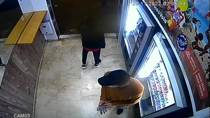 Graban a un mismo ladrón robando tres veces en dos zonas de máquinas de vending de Xàtiva