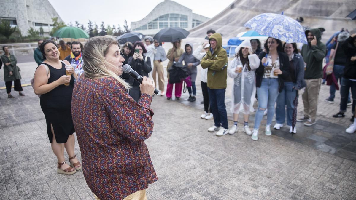 Rocío Saiz se dirige al público de Atardecer no Gaiás para anunciar la cancelación del concierto por la lluvia y el viento