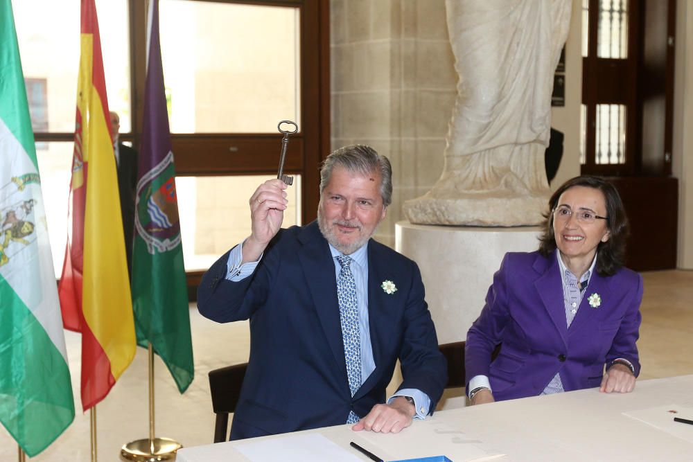 Íñigo Méndez de Vigo y Rosa Aguilar firman el acuerdo de cesión del Museo de Bellas Artes y Arqueológico de Málaga, que abrirá durante este 2016