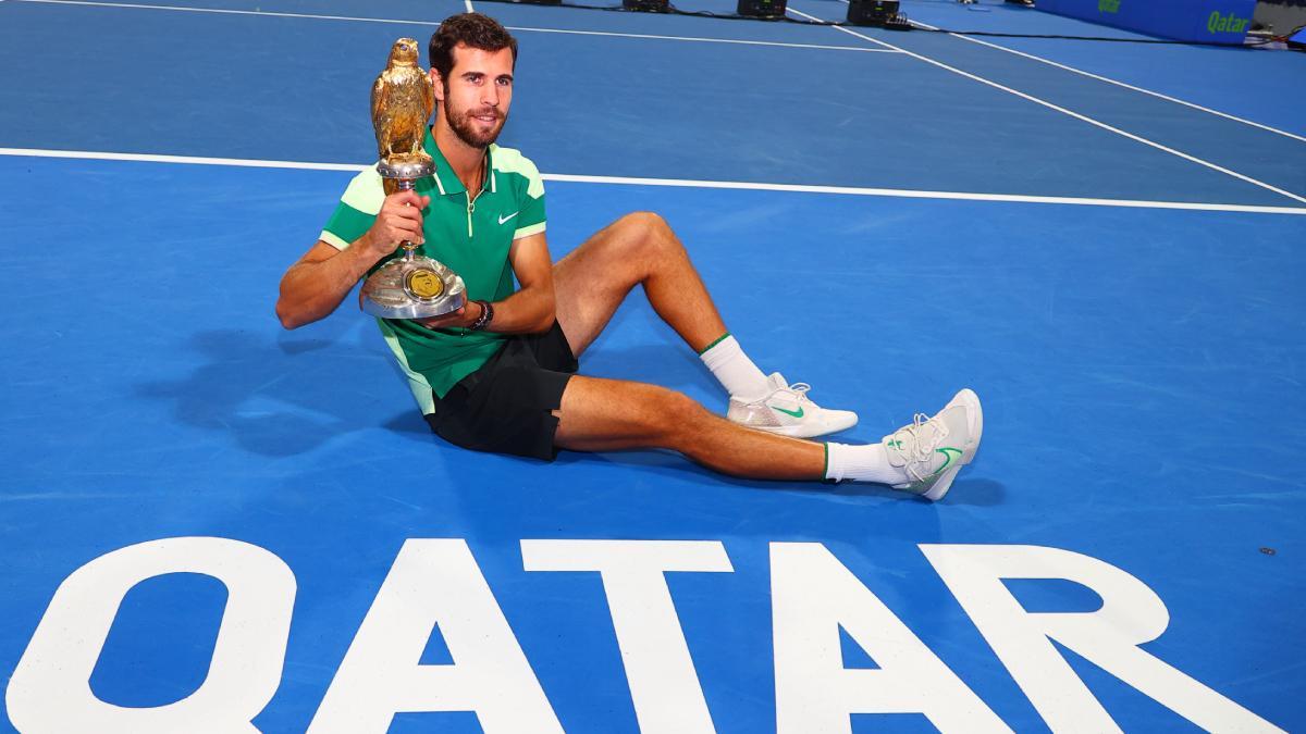 Khachanov con el trofeo de campeón de Doha