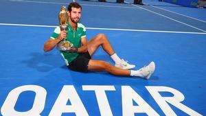 Khachanov con el trofeo de campeón de Doha