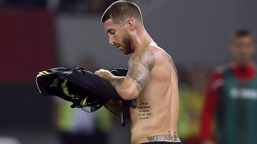 Sergio Ramos se cambia de camiseta durante el partido en Macedonia.