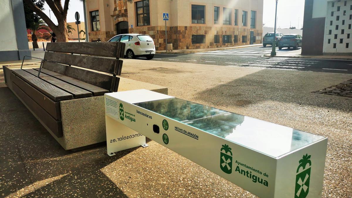 El Ayuntamiento instala bancos solares de carga en calles y plazas de Antigua