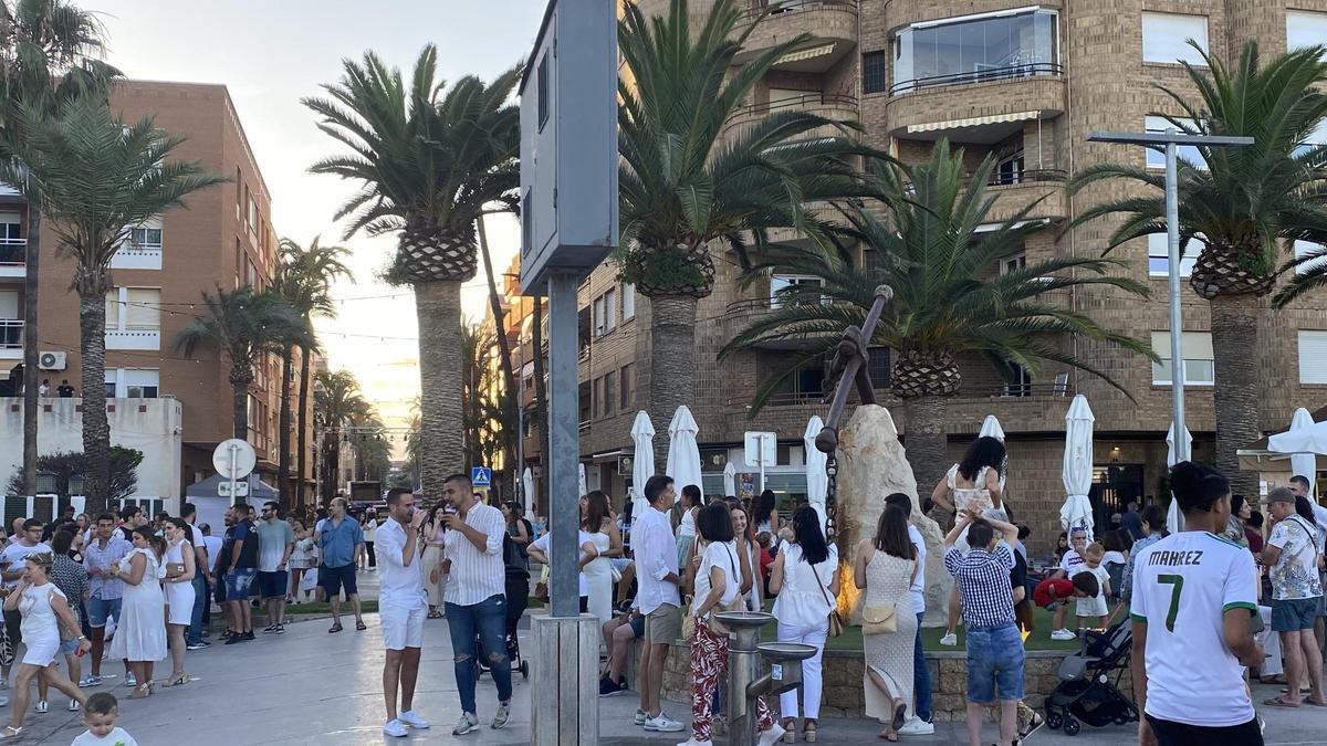 Castellón da la bienvenida al verano en la noche de Sant Joan