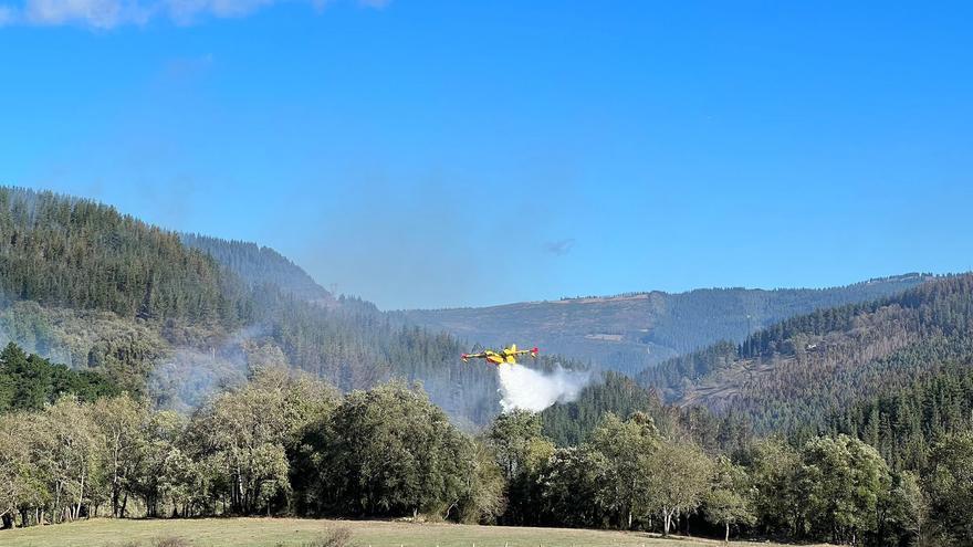 El incendio forestal de Valle de Mena (Burgos) baja a nivel 1 pero continúa activo