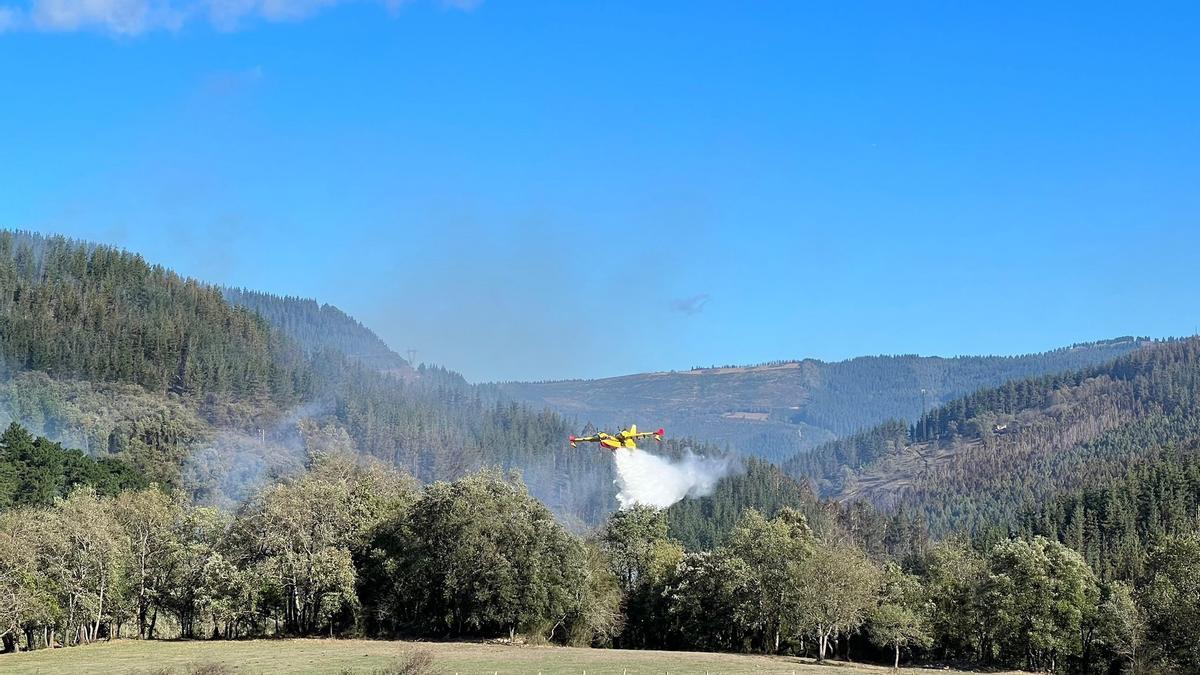 Un hidroavión trabaja en al incendio del Valle de Mena.