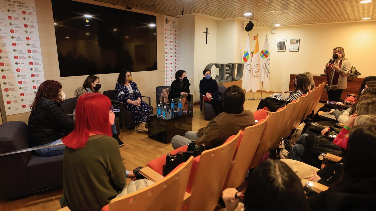 Familiares de niños con enfermedades raras, junto a estudiantes.