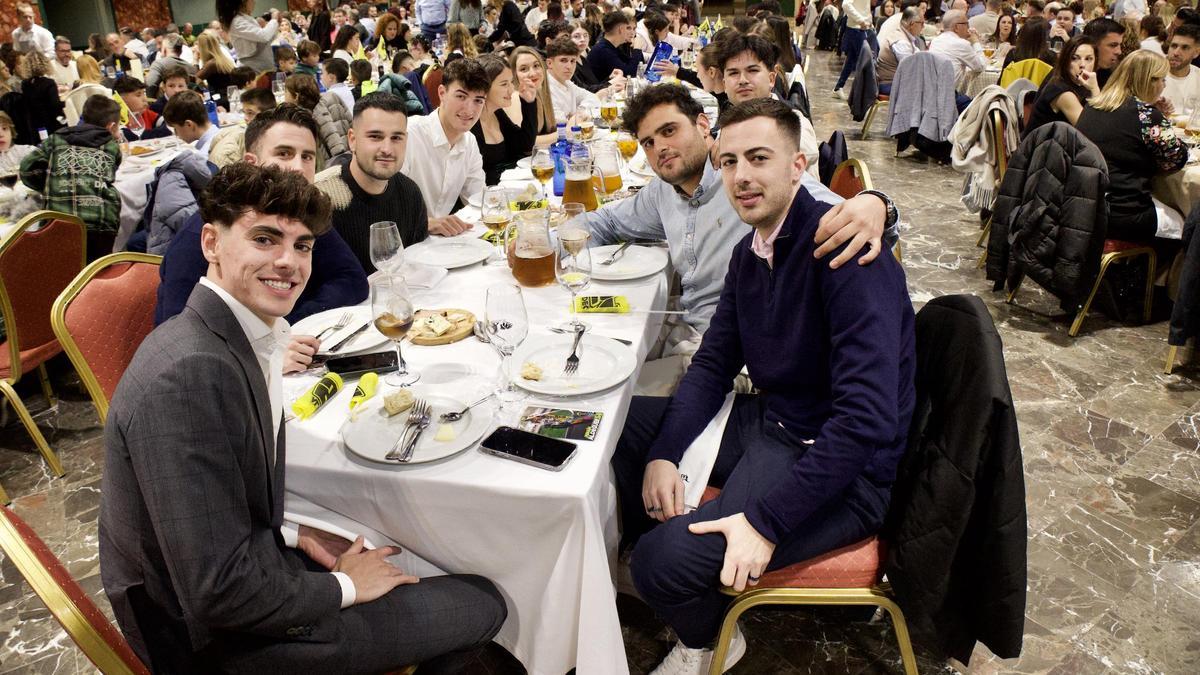 Fermín Aldeguer, con miembros de su club de fans