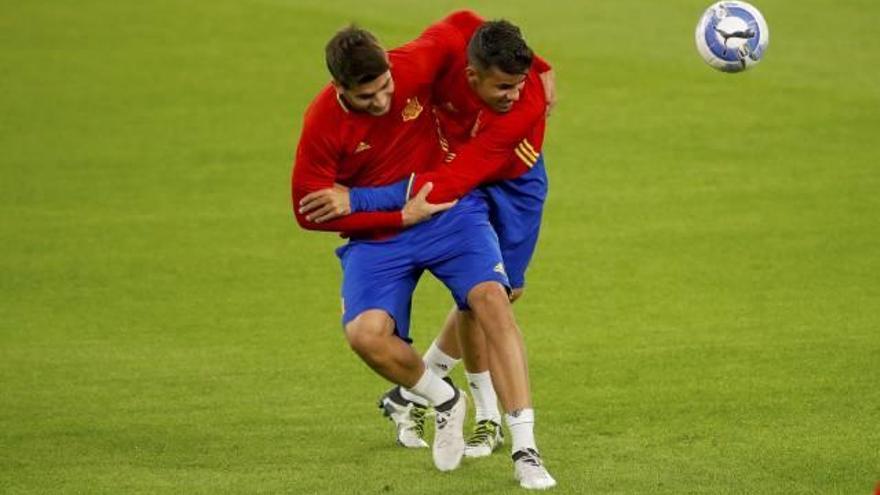 Los delanteros españoles Morata y Diego Costa, que esta noche será titular, bromean anoche sobre el césped del Juventus Stadi.