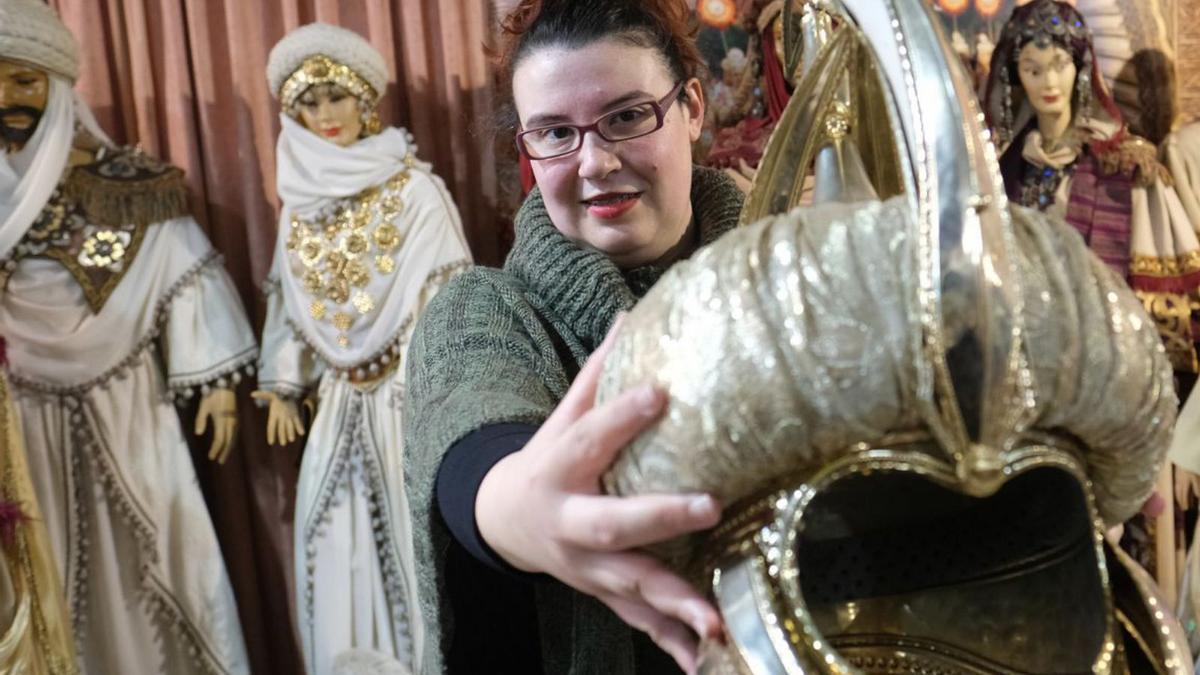 Ángela Jordán, con trajes de 
Moros y Cristianos hechos
hace tres años y que 
no tienen salida. áxel álvarez