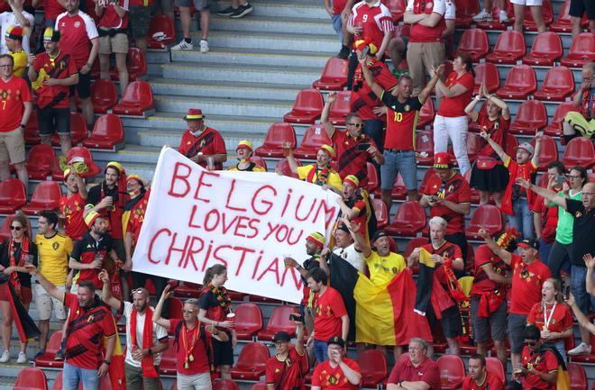 Fans de Bélgica con una pancarta en apoyo a Christian Eriksen en el Parken Stadium, Copenhague, Dinamarca