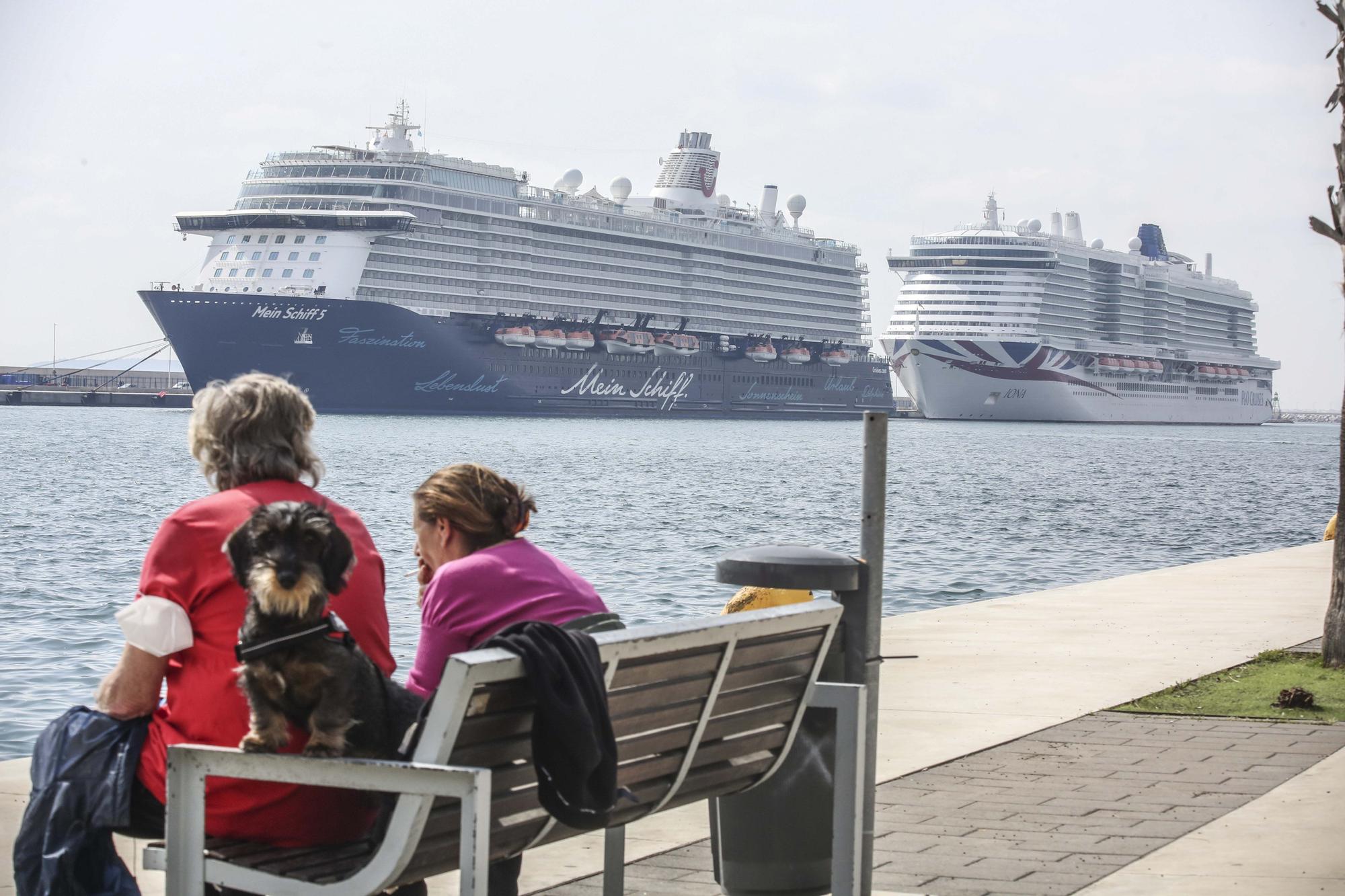 4.000 cruceristas dejan en Alicante 200.000 euros en una jornada