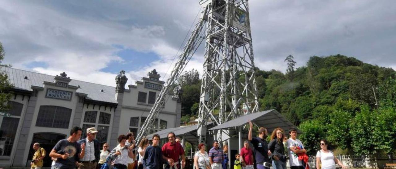 Un grupo de turistas en el pozo San Luis de La Nueva.