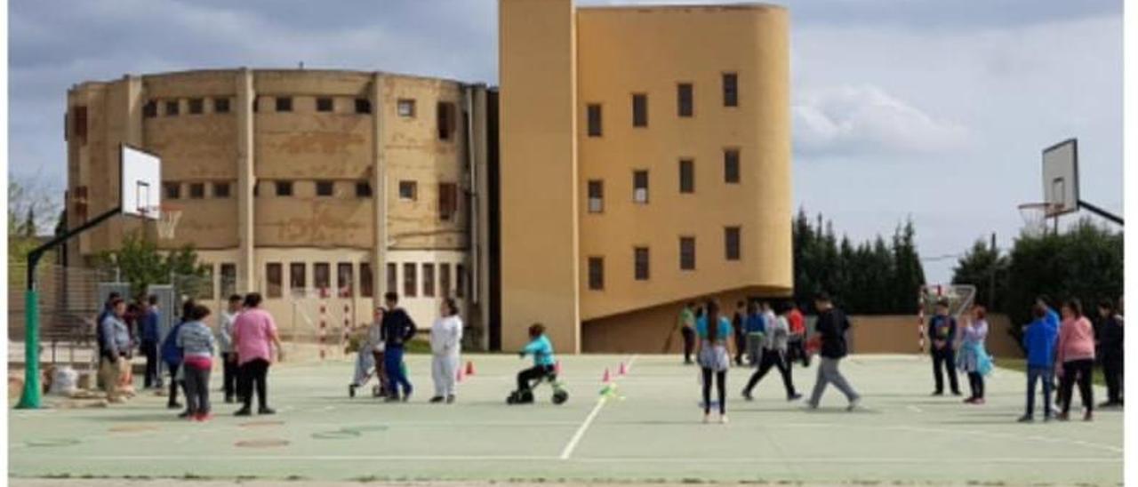 Alumnos del CEE Virgen de la Esperanza de Cheste, jugando en el patio.