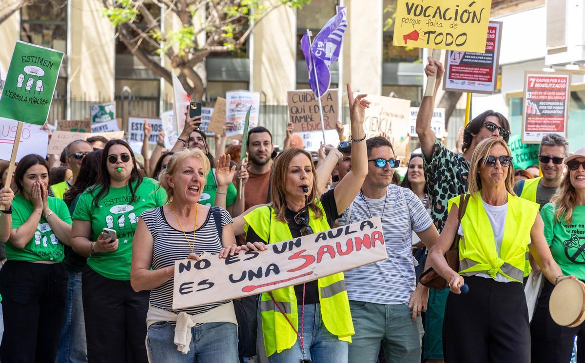 Las calles de Alicante se tiñen de verde por la manifestación de profesores el primer día de huelga de educación