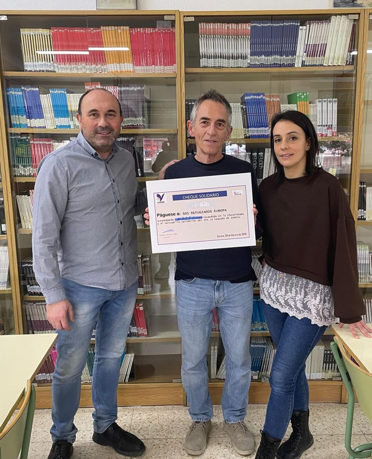 1. Los alumnos del IES La Vaguada hacen cola para la chocolatada. 2. Una de las modelos de la Pasarela Solidaria. 3. Charla sobre la emigración, de Cruz Roja Zamora. 4. Dos compañeras salen      
juntas a desfilar con modelos de ropa sostenible. | Víctor GARRIDO