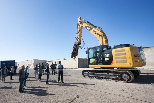 La Agencia de Protección del Medio Urbano y Natural derriba una explotación ganadera en La Oliva por orden judicial